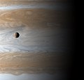A lua Io contra a superfície de Júpiter.