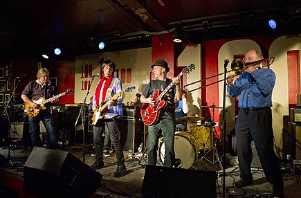 Mick Taylor, Ronnie Wood, Stephen Dale Petit and Chris Barber at the concert PS 100 Club 01.jpg