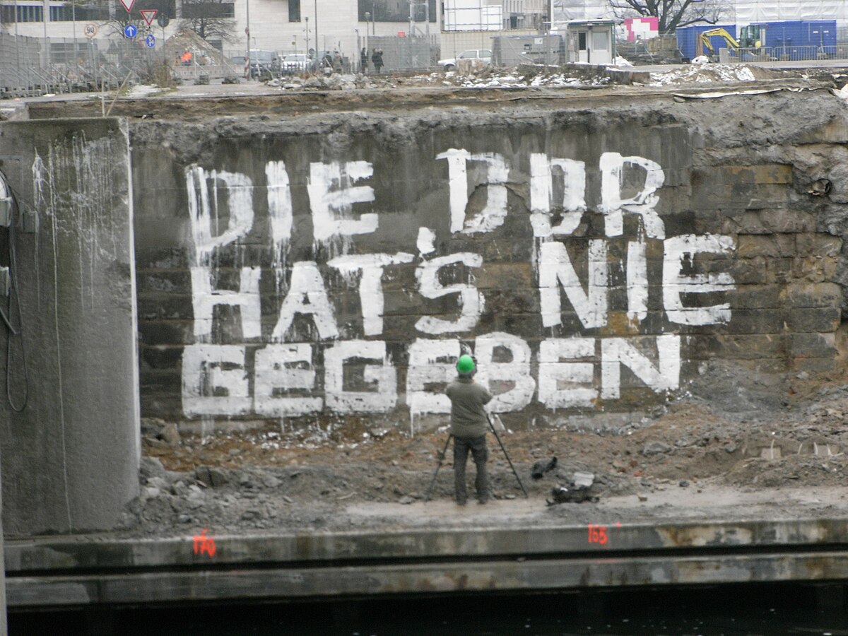 Aktualität der Vergangenheit? Der immer neue Streit um die DDR- und  Kommunismusgeschichte im vereinigten Deutschland – Denken ohne Geländer