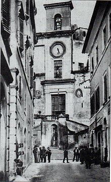 Palazzo Colonna forming the backdrop to the rectilinear road of Via Roma, 1920s. Palazzo Colonna 1920.jpg