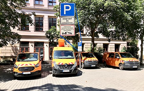 Bitte einen Parkplatz für den Mathelehrer freihalten!