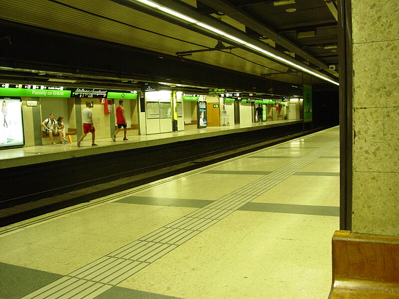 File:Passeig de Gracia station - Barcelona Metro line 3 - 5.9.2013.JPG