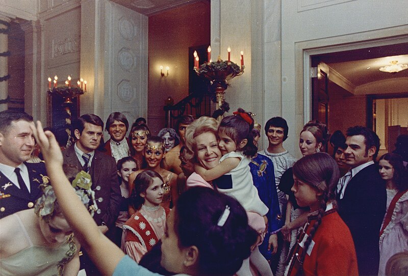 File:Pat Nixon greets White House visitors 1969.jpg