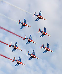 Patrouille de France voando durante um show aéreo na Polônia. Essa unidade da Força Aérea Francesa abre tradicionalmente, todo dia 14 de julho, o desfile militar do Dia da Bastilha em Paris com 9 jatos Alpha, apresentando uma demonstração de vinte minutos de mudanças de formação e cruzamentos narrados pelo diretor da equipe de apresentação da Força Aérea Francesa, que também é piloto de jato e oficial de relações-públicas. (definição 3 059 × 3 059)