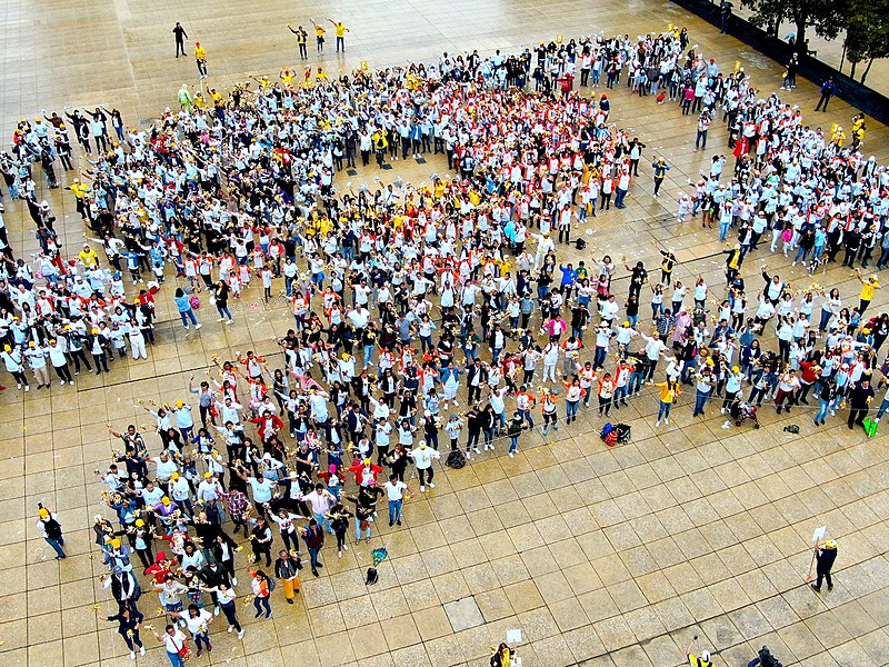 File:Personas formando un liston dorado en la Ciudad de México.jpg