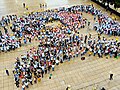 Personas formando un liston dorado en la Ciudad de México.jpg