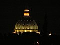 القبة مضاءة في الليل، كما تبدو من روما.