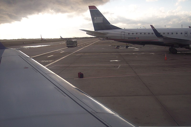 File:Philadelphia airport - panoramio - 4net (9).jpg