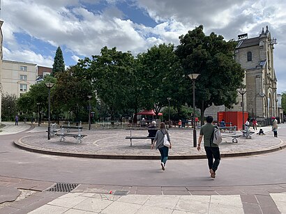 Comment aller à Place Slimane Azem en transport en commun - A propos de cet endroit