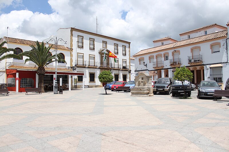 File:Plaza de la iglesia.JPG