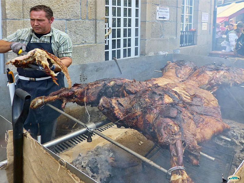 File:Pontevedra-Feira franca 2013-Tenreira ó espeto (9707818458).jpg