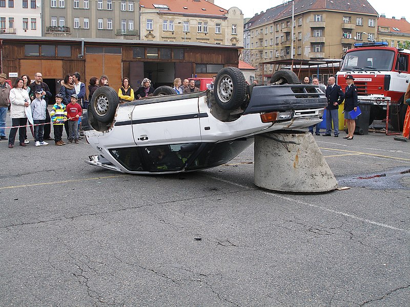 File:Praha, hasičská stanice Argentinská, ukázka vyprošťování (01).jpg