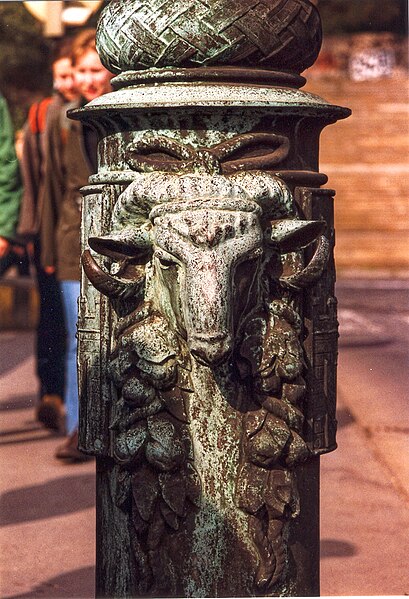 File:Praha - Čechův Most - Lamppost Jugendstil.jpg