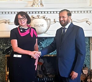 Prakash Javadekar meeting the Lieutenant Governor of British Columbia, Ms. Janet Austin and explains the significant educational reforms currently underway in India, in Victoria, Canada.JPG