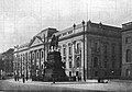 Vista del edificio alrededor de 1900, frente a él una estatua ecuestre de Federico el Grande