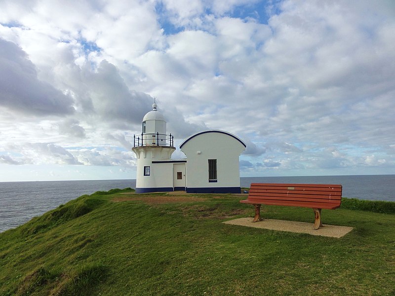 File:Pt Lacking Lighthouse - panoramio.jpg