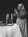 Bénédiction des bougies de Shabbat dans une maison de Juifs russes émigrés, 1907[31]
