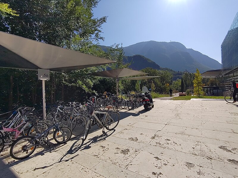 File:Rastrelliere di bici coperte all'Eurac Research di Bolzano.jpg