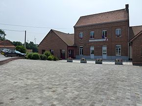 Reclinghem (Pas-de-Calais, Fr) mairie et école, éoliennes.JPG