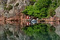 18. Két faluni vörös halászkunyhó és egy motorcsónak Rågårdsdal szikláin (Lysekil település, Svédország) (javítás)/(csere)