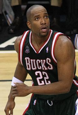 Redd Milwaukee Bucksin peliasussa vuonna 2008.