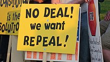 Ein schwarz-auf-gelb-Schild mit der Aufschrift quot;No Deal! Wir wollen aufheben!quot;