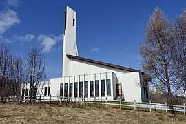 Ringvassøy kirke (gereja) Hansnes, Karlsøy kommune, Troms, Norwegia Arsitek Nils Toft 1977 (Biru langit, salju di tanah, awal musim semi) 2019-05-06 7880.jpg