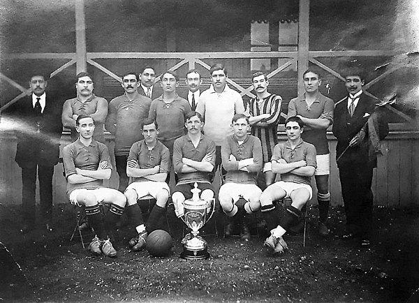 Rosario Central posing with its first national cup won, the Copa de Competencia La Nación in 1913