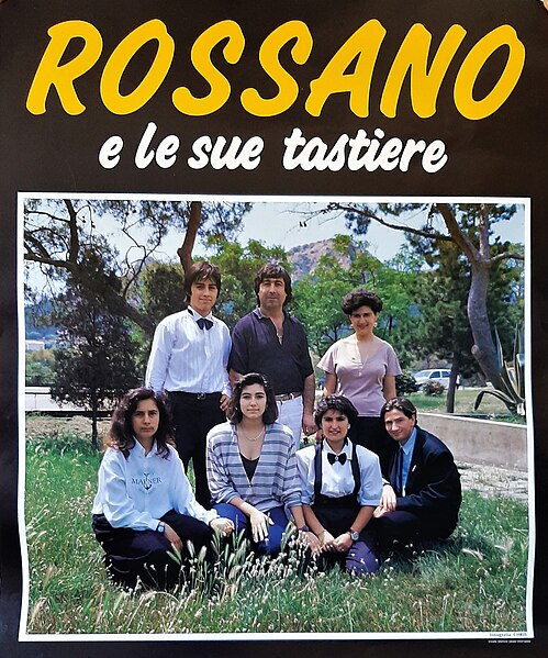 File:Rossano Puddu con il suo gruppo "Rossano e le sue tastiere".jpg