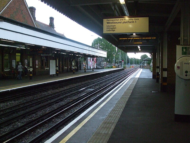 File:Ruislip station eastbound.JPG