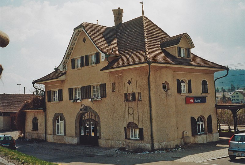 File:SBB Historic - F 122 00001 005 - Aadorf Stationsgebaeude Strassenseite.jpg