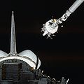 Robot-armen kaldtes Canadarm, den var produceret i Canada.