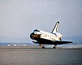 STS-41-C приземляється на злітно-посадочній смузі 17 бази ВПС Едвардс, 13 квітня 1984 року.