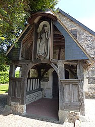 Saint-Benoît-des-Ombres (Eure, Fr) Saint-Benoît kerk, portiek met standbeeld van de heilige.JPG