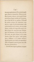 les anges prieraient s’ils avaient quelque chose à demander. Mais au milieu de son oraison, son regard doux et mélancolique tomba sur Laorens, et ce fut fait de sa prière. D’abord la novice essaya de remonter aux cieux ; mais involontairement elle redescendit sur la terre, et ses yeux bleus, voilés de longs cils noirs, s’abaissèrent de nouveau sur l’étranger. Un homme si bien mis, en habit noir, en gilet blanc, et à cette heure, dans une église, cela parut bien édifiant à la jeune novice ! Quelle piété rare dans un mondain ! Elle le regarda encore pour son édification particulière. Et elle remarqua sa pâleur, ses