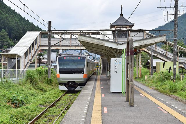 An E233 series EMU at Sawai Station