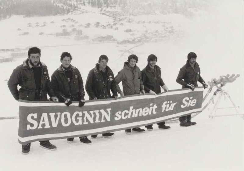 File:Schneeanlage Savognin, Schneemacher der ersten Stunde mit dem Slogan "Savognin schneit für Sie".jpg