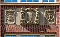 Deutsch: Hamburger Wappen an der Fassade des Südostflügels (ehemalige Mädchenschule) der Schule Ernst-Henning-Straße in Hamburg-Bergedorf.