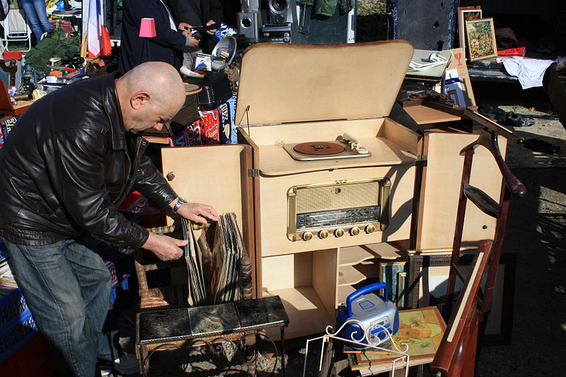File:Second-hand market in Champigny-sur-Marne 014.jpg