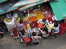 A fruit stall at a traditional open-air street market in Mid-Levels, Hong Kong Selling Fruits in Hong Kong - panoramio.jpg
