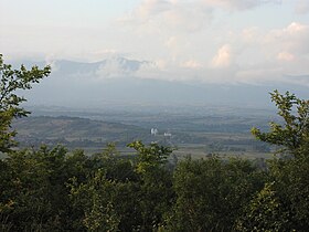 Панорама Конџеља са црквом и планином Јастребац у позадини