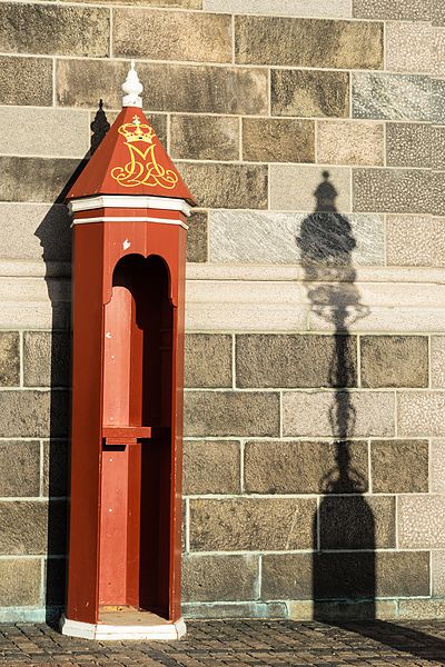 File:Sentry box shadow lamp Christiansborg Copenhagen Denmark.jpg