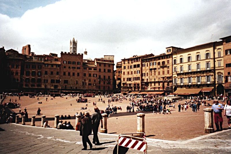 صورة:Siena piazza del campo 1996.jpg