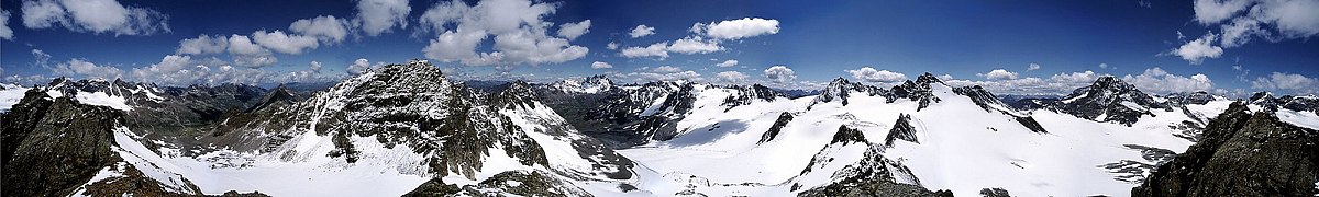 Panorama van de Silvretta over een hoek van 400°, gemaakt vanaf de Ochsenkopf. Links ligt het Ochsental en de Tiroler Kopf, in het midden ligt het Jamtal, in de achtergrond de bergtoppen van het Fluchthornmassief en rechts de Vermuntgletsjer met de bergtop Piz Buin (3316 m). Fotograaf: Mg-k