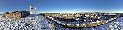 Utsikt fra Slottsfjellet mot byen og omlandet i øst og Slottsfjellskolen (til høyre i bildet) i sør. Foto: Fordreid panoramabilde februar 2016