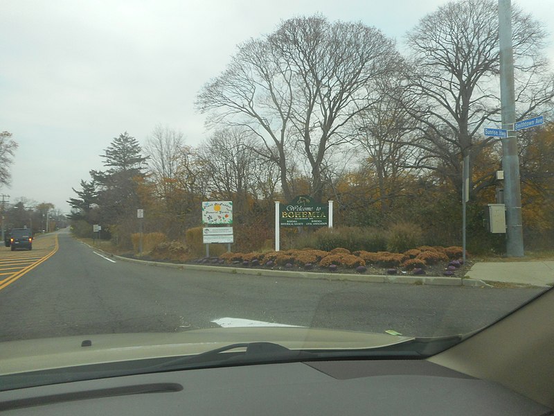 File:Smithtown Avenue; Welcome to Bohemia Sign north of NY 27.jpg