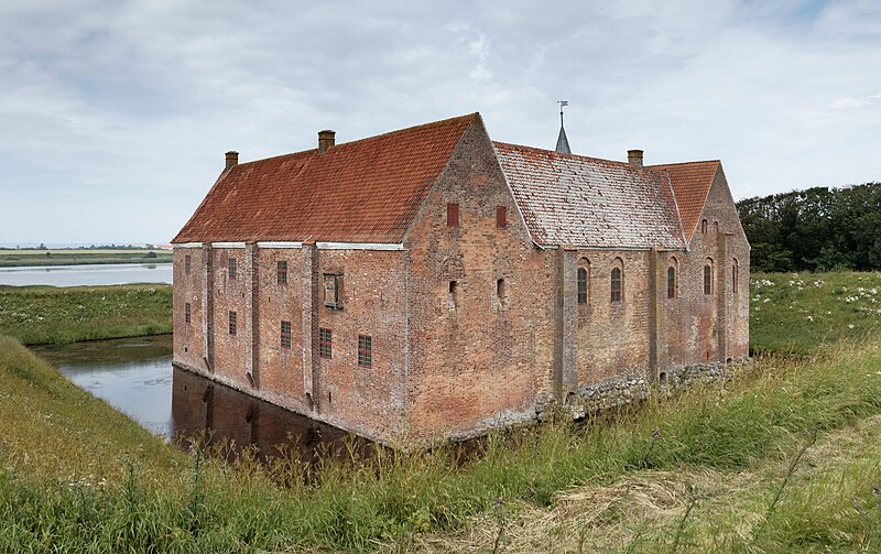 File:Spøttrup Castle SE View 2015-07-12-12 minus converging lines.jpg