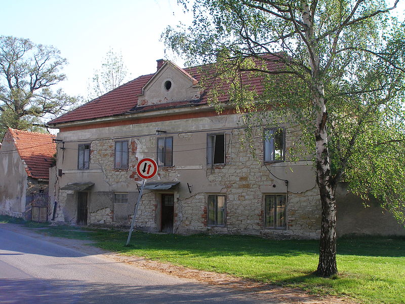 File:Spomyšl, dům.JPG