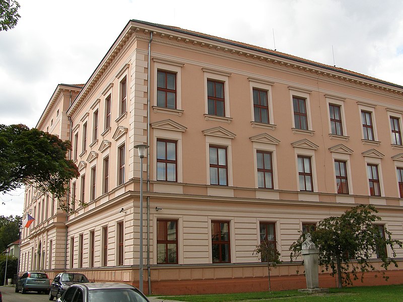 File:Střední škola - gymnázium Františka Palackého (Valašské Meziříčí), Husova 146, Valašské Meziříčí.JPG