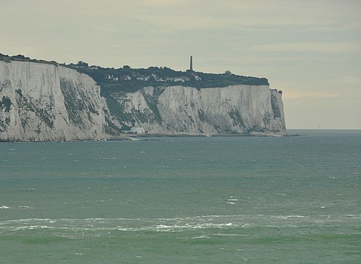 De krijtrotsen van Dover met erop de obelisk